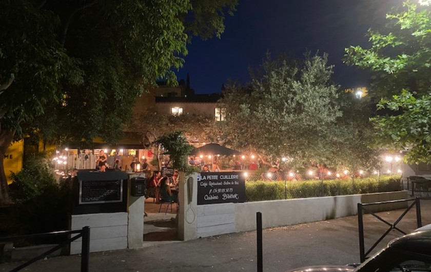 Location de vacances - Appartement à Villeneuve-lès-Avignon - Place du Marché : restaurants sympas