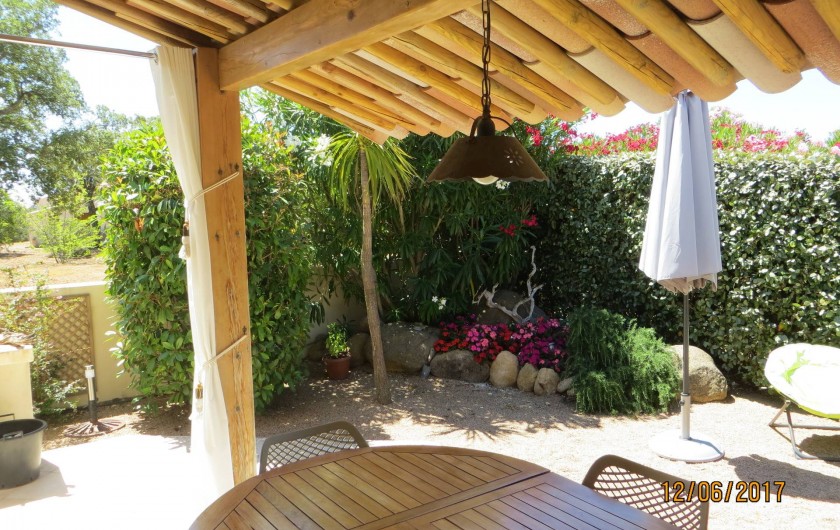 Location de vacances - Villa à San-Gavino-Di-Carbini - la terrasse couverte à l'avant de la maison