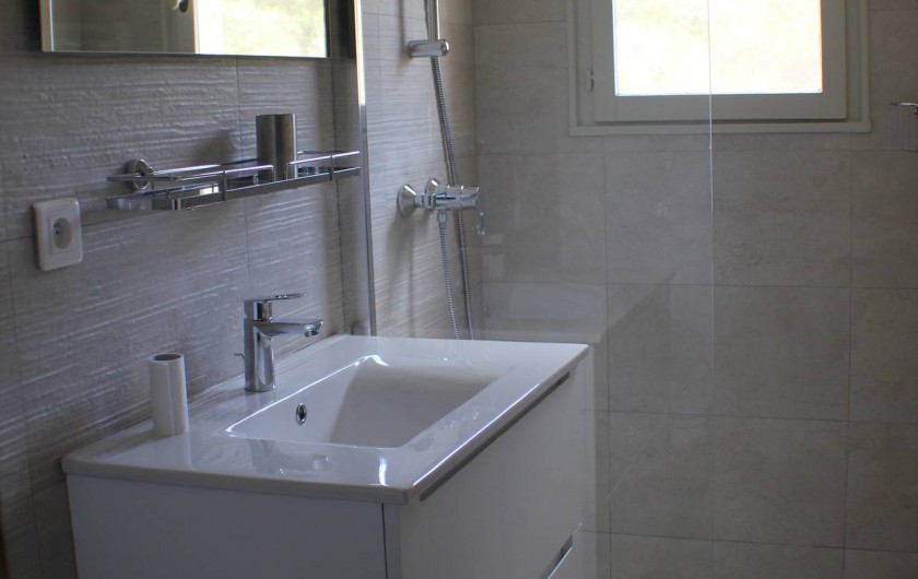Location de vacances - Villa à Porto-Vecchio - salle de bain à l'étage