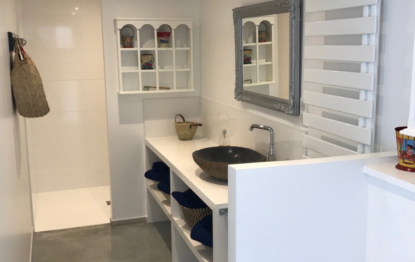 Location de vacances - Villa à Saint-Palais-sur-Mer - salle d'eau commune aux chambres 1 et 2 grande douche italienne vasque   wc