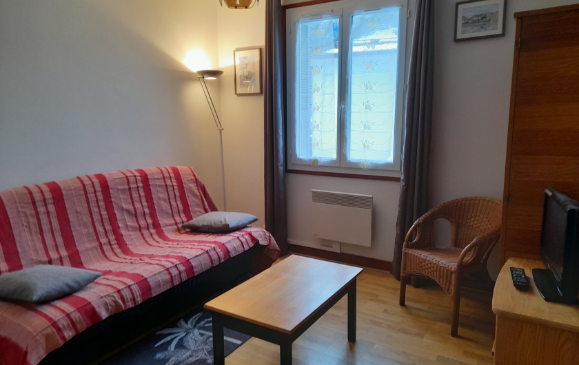 Location de vacances - Appartement à Esterre - salon avec clic clac lit double
