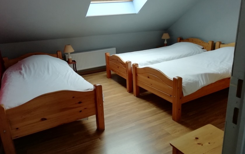 Location de vacances - Gîte à Paliseul - chambre avec trois lits simples au deuxième étage