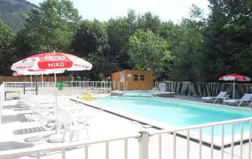 Location de vacances - Camping à Barjac - Piscine et Pataugeoire chauffées en juin juillet et aout