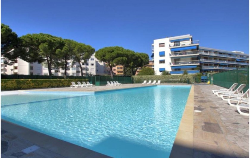Location de vacances - Appartement à Cagnes-sur-Mer - Immense piscine privée