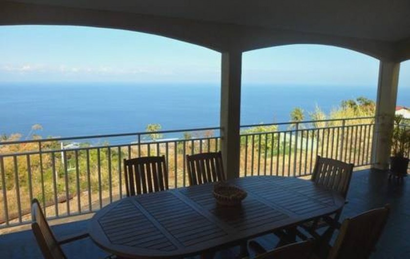 Location de vacances - Villa à Trois Bassins - Grande terrasse vue sur le lagon avec salon en teck