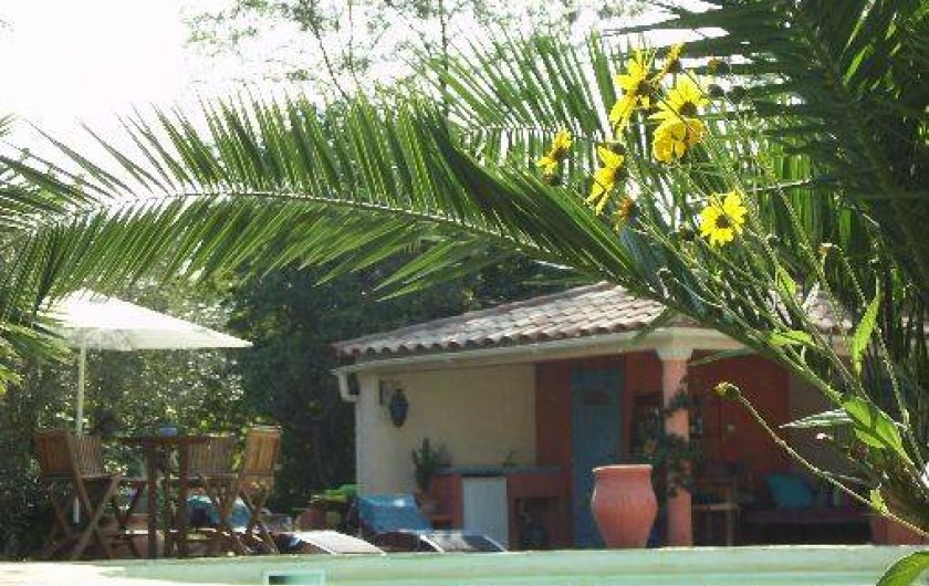 Location de vacances - Villa à Lavérune - Le pool house avec des toilettes et tout pour faire la sieste ou un bon repas
