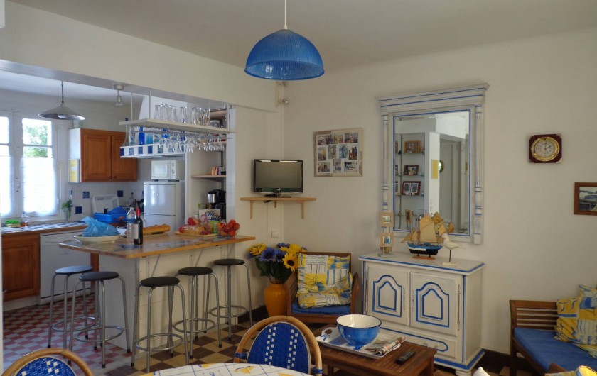 Location de vacances - Villa à Quiberon - vue pièce principale avec cuisine ouverte