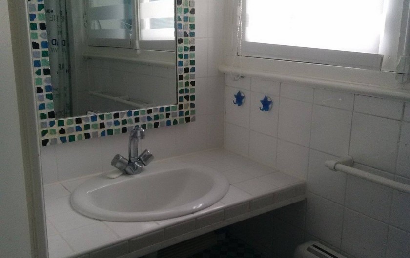 Location de vacances - Villa à Quiberon - 1er étage : salle d'eau avec douche , et lavabo