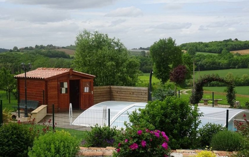 Location de vacances - Chambre d'hôtes à Auty - Vue depuis les chambres sur la piscine et le jardin paysager
