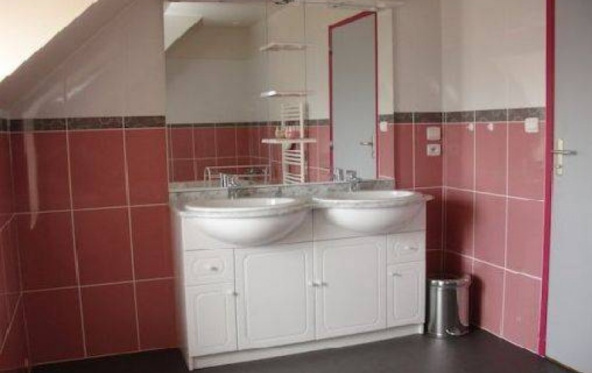 Location de vacances - Gîte à Tréflez - salle de bain,baignoire avec 2 vasques + wc