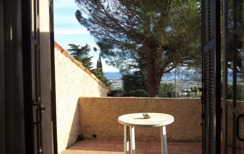 Location de vacances - Villa à Mandelieu-la-Napoule - terrasse devant chambre du haut