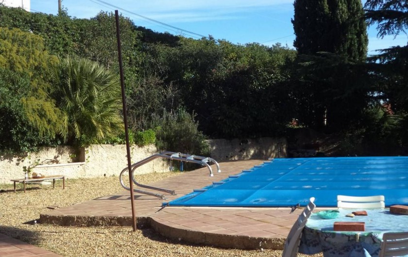 Location de vacances - Villa à Mandelieu-la-Napoule - la piscine de plein pieds devant séjour et cuisine l'hiver