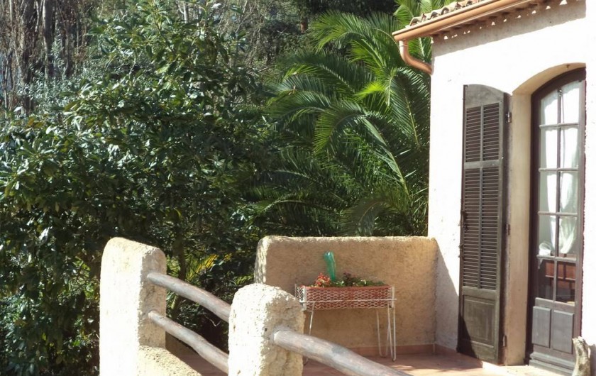 Location de vacances - Villa à Mandelieu-la-Napoule - terrasse devant les chambres