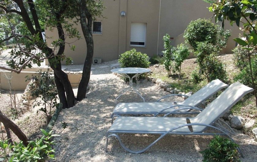 Location de vacances - Appartement à Villeneuve-lès-Avignon - Le jardin privatif où donne la chambre (voir fenêtre)