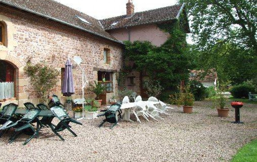 Location de vacances - Maison - Villa à Franchesse - La terrasse des chambres d'hôtes, meubles de jardin, barbecue.
