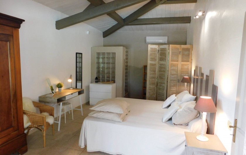 Location de vacances - Villa à Roquebrune-sur-Argens - Chambre 1 en RDC sur terrasse avec sa SDB