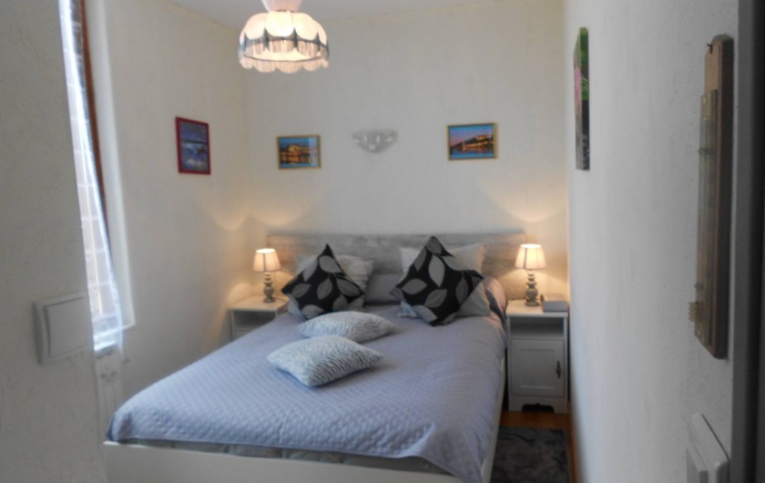 Location de vacances - Maison - Villa à Saint-Nicolas-des-Motets - chambres et lit avec doche et toilette 