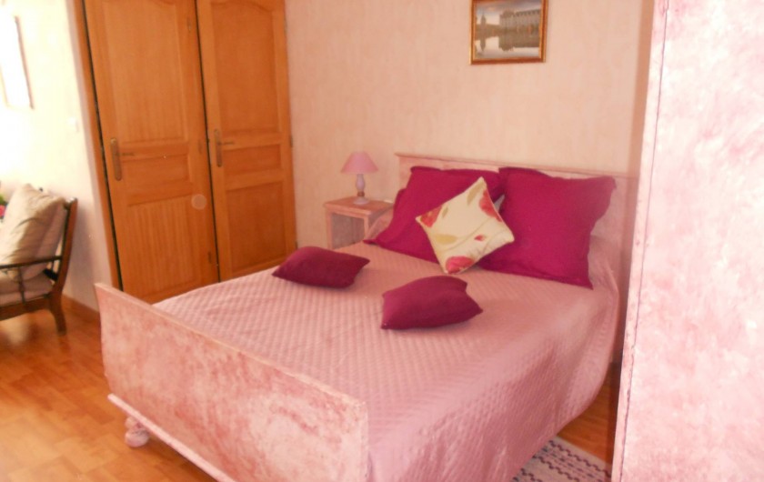 Location de vacances - Villa à Saint-Nicolas-des-Motets - Aire de rose chambre pour 3 personnes , con tv et douche et toilette