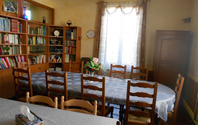 Location de vacances - Villa à Saint-Nicolas-des-Motets - Salle à manger   Coin des jeux et lectures