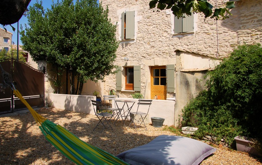 Location de vacances - Chambre d'hôtes à Saint-Laurent-des-Arbres - Vue extérieure du gîte