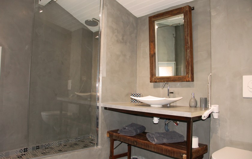 Location de vacances - Chambre d'hôtes à Saint-Laurent-des-Arbres - Salle de bain 2 du gîte