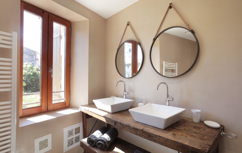 Location de vacances - Chambre d'hôtes à Saint-Laurent-des-Arbres - Salle de bain 1 du gîte