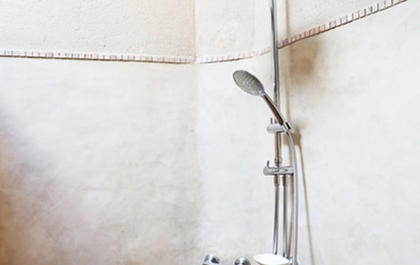 Location de vacances - Chambre d'hôtes à Saint-Laurent-des-Arbres - Douche 2 ème Sieste