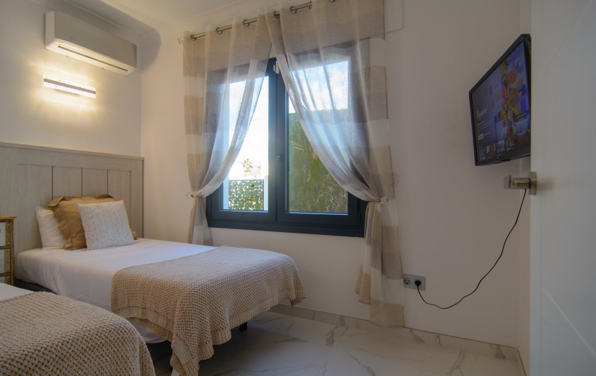 Location de vacances - Chalet à Marbella - Chambre d'amis avec deux lits simples, armoire et TV