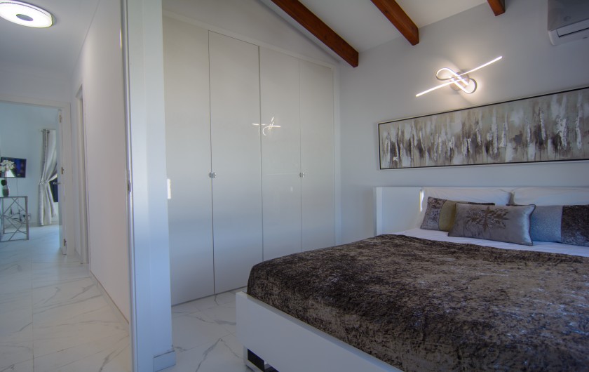Location de vacances - Chalet à Marbella - Chambre d'amis avec lit double (160x200cm) et accès à la salle de bain