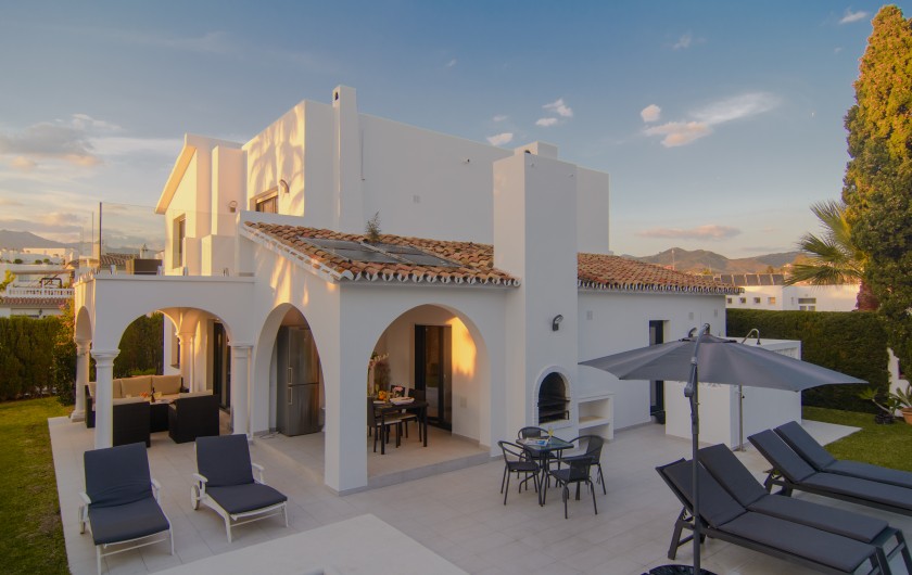 Location de vacances - Chalet à Marbella - Terrasses spacieuses avec coin salon et salle à manger, piscine privée.