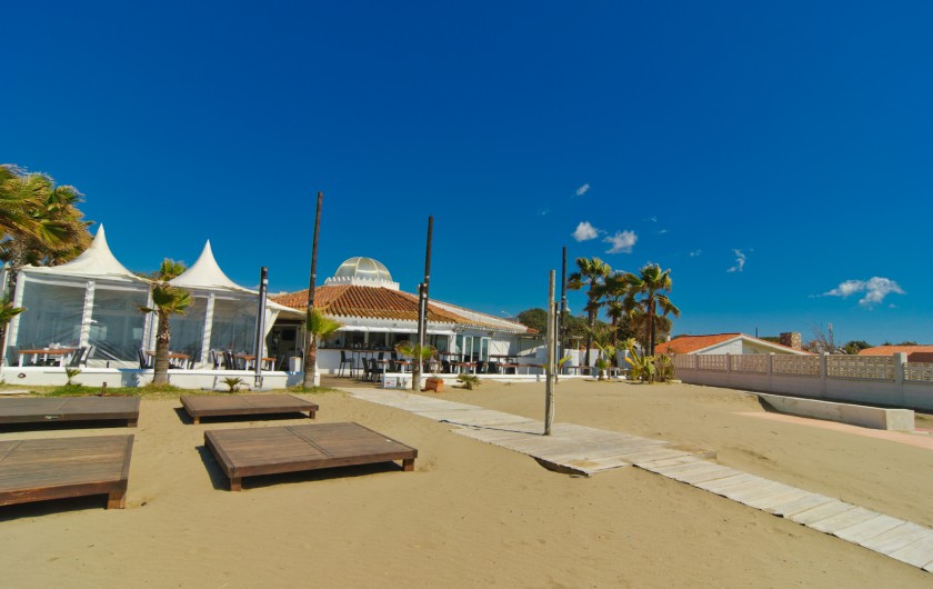 Location de vacances - Chalet à Marbella - Sable fin et vagues modérées à Playa el Alicate