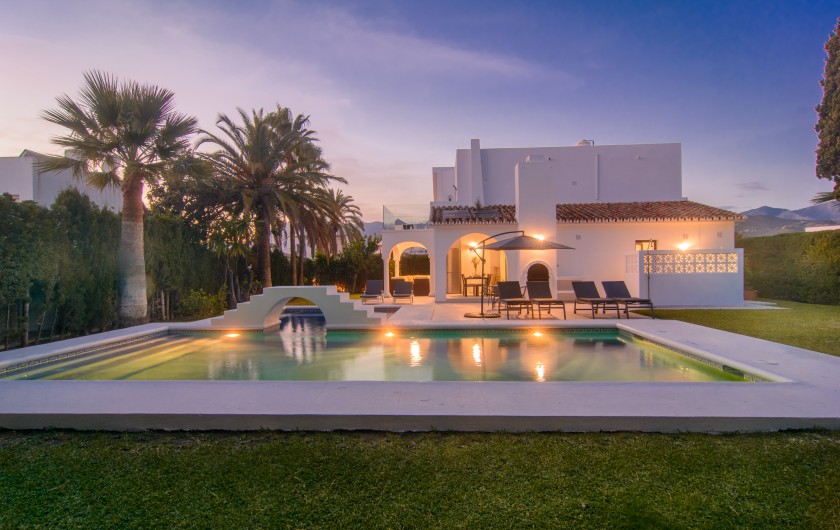 Location de vacances - Chalet à Marbella - Villa Las Chapas avec piscine, chaises longues, barbecue, terrasses