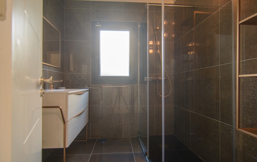 Location de vacances - Chalet à Marbella - Salle de bain familiale avec douche à l'italienne, lavabo, toilettes, fenêtre.