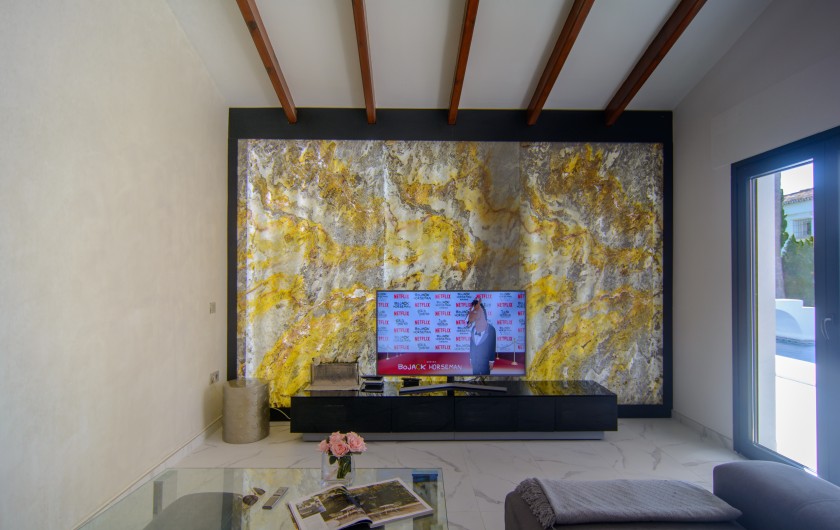 Location de vacances - Chalet à Marbella - Salle de séjour avec coin salon, TV, table basse en verre