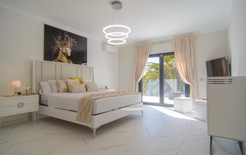 Location de vacances - Chalet à Marbella - Chambre principale avec lit double, accès à la terrasse à l'étage