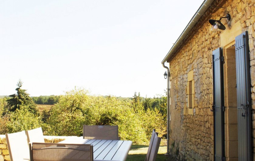 Location de vacances - Gîte à Saint-Avit-Sénieur - terrasse arrière avec barbecue.