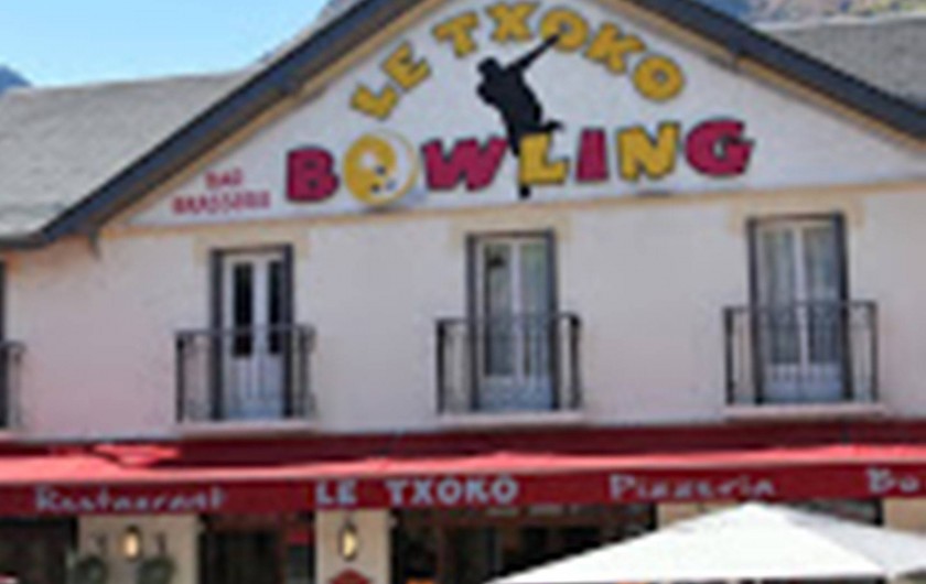 Location de vacances - Gîte à Esquièze-Sère - BOWLING      le Txoko  bar  / restaurant