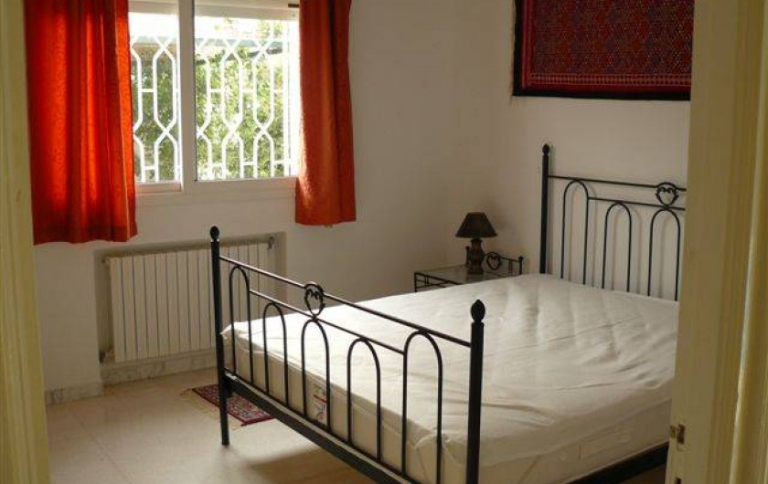 Location de vacances - Villa à Hammamet - chambre 1 avec lit parapluie pour bébé , salle de bain attenante