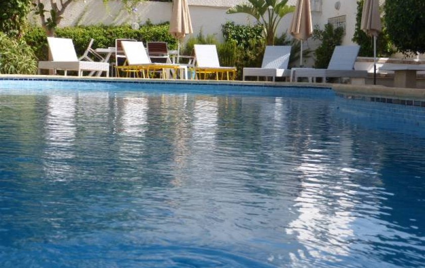 Location de vacances - Villa à Hammamet - piscine et transats