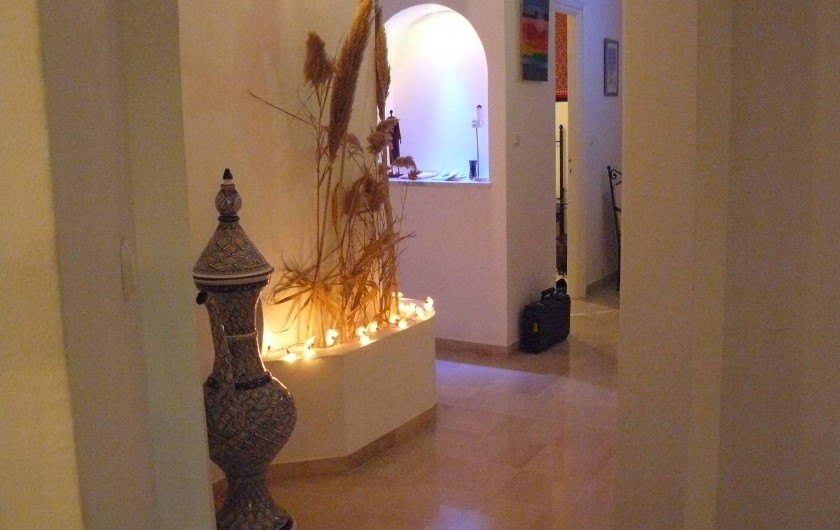Location de vacances - Villa à Hammamet - couloir vers chambre 1 , salle de bain , salon d'été