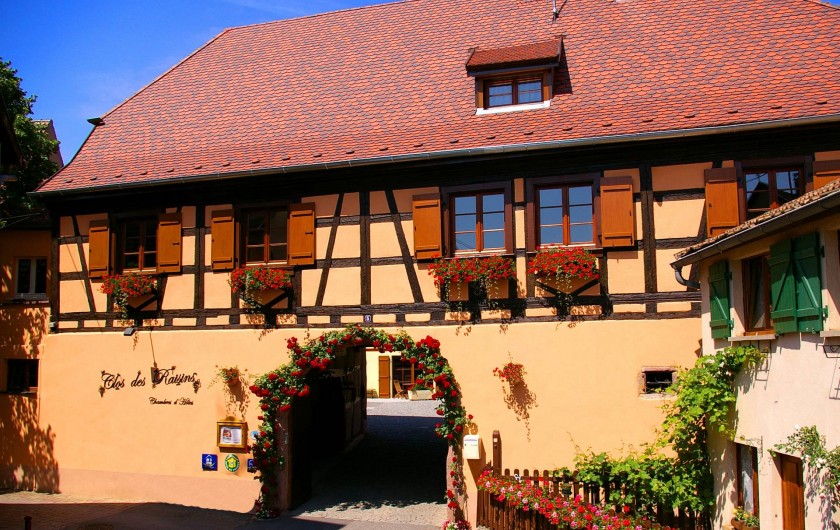 Location de vacances - Chambre d'hôtes à Beblenheim - Le Clos des raisins chambres d'hôtes de charme en Alsace vue de la rue