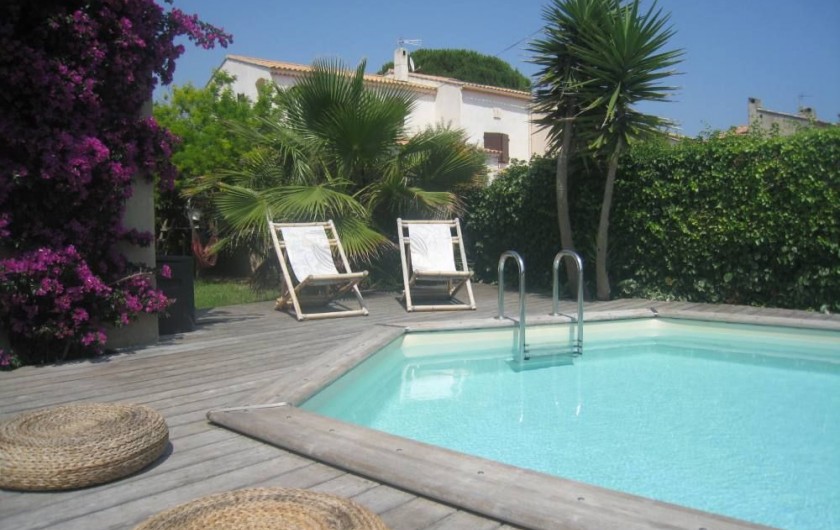 Location de vacances - Maison - Villa à Six-Fours-les-Plages - Terrasse Sud, deck en bois exotique, store, piscine.
