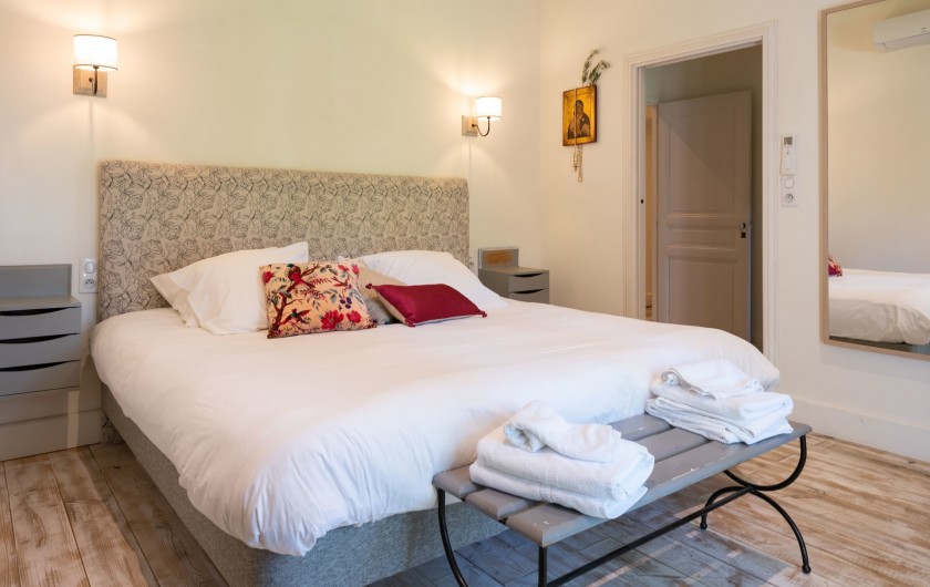 Location de vacances - Mas à Saint-Rémy-de-Provence - Chambre avec lit 200/200 et sa salle d'eau privée