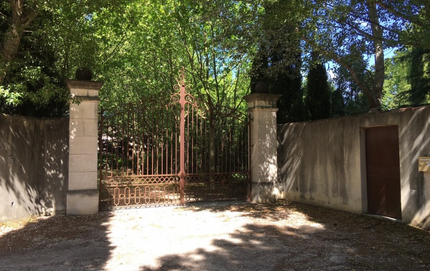 Location de vacances - Mas à Saint-Rémy-de-Provence - Grand portail électrique à l'entrée du mas des Pampres