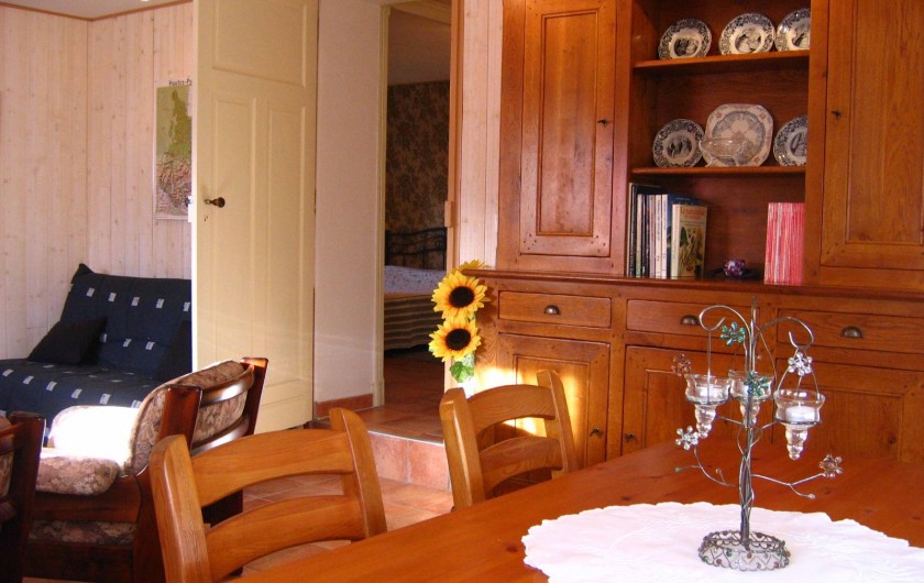 Location de vacances - Appartement à Argelès-Gazost - salle à manger avec en fond l'entrée sur la chammbre