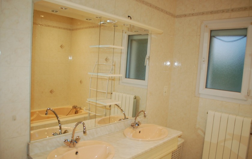 Location de vacances - Villa à Les Granges-Gontardes - Salle de bain (douche + baignoire + double vasques) 2