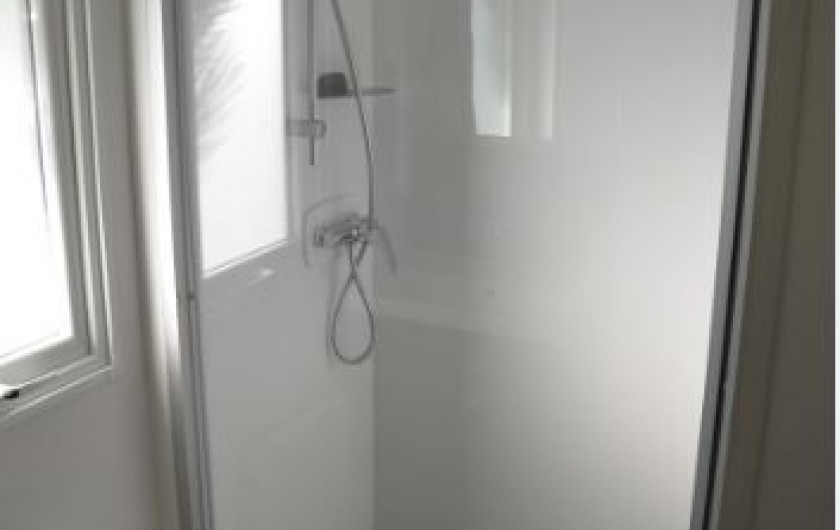 Location de vacances - Bungalow - Mobilhome à Argelès-sur-Mer - 1ère douche dans la chambre parentale
