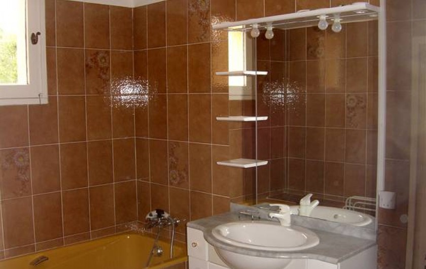Location de vacances - Appartement à Éguilles - Salle de bain : baignoire, douche, lavabo. WC indépendant