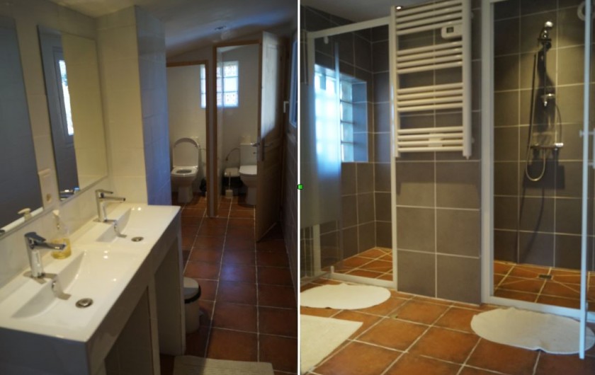 Location de vacances - Gîte à La Rochette - Une des salles d'eau du 6 pièces. Il contient 3 douches, 3 WC et 5 lavabos.