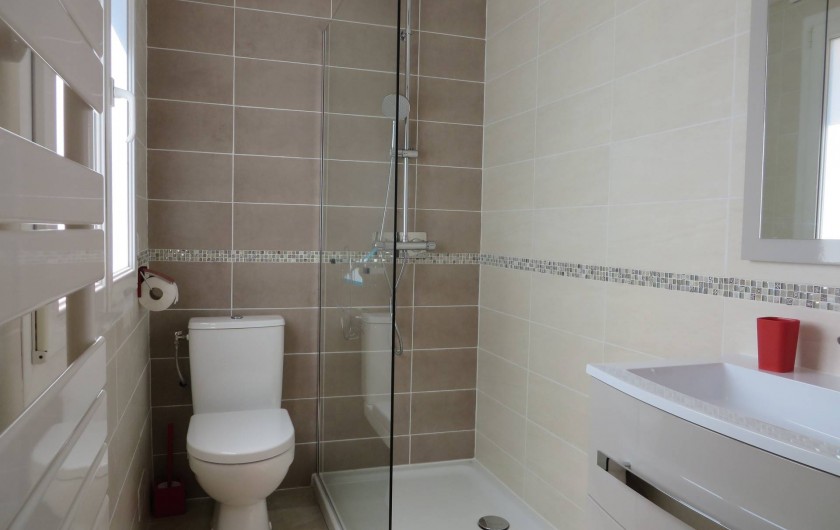 Location de vacances - Villa à Sainte-Lucie de Porto-Vecchio - Salles de bain 2 et 3. Deux salles de bain identiques attenantes aux ch 3 et 4